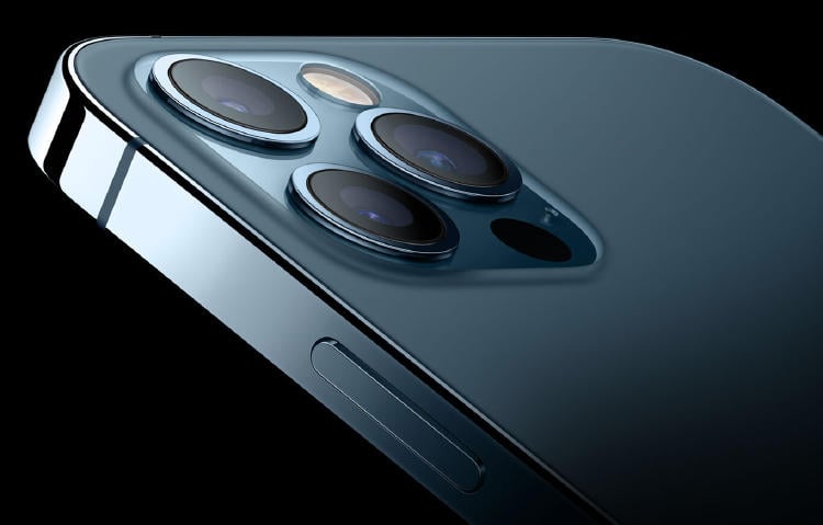 Cámara de los iPhone 12 Pro con tres sensores fotográficos y uno LiDAR. Cámara de los iPhone 12 Pro con tres sensores fotográficos y uno LiDAR.