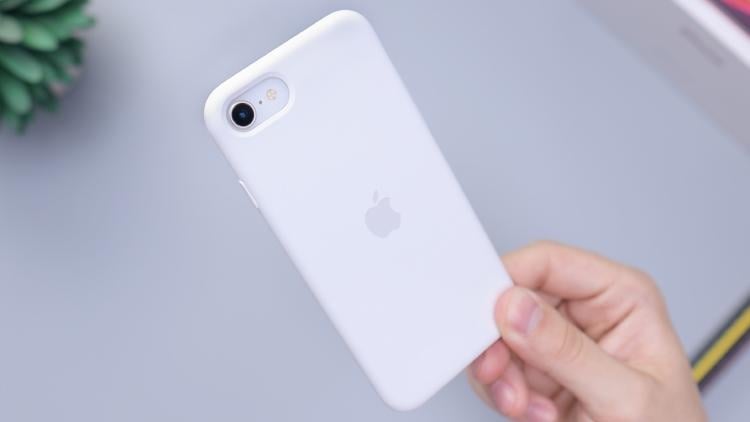 Incluso con funda, el iPhone SE es uno de los móviles más pequeños del mercado.