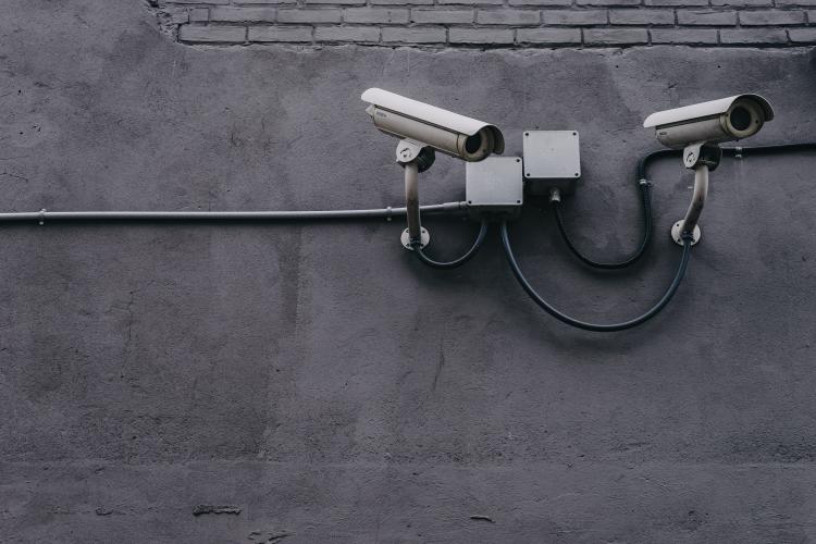 Convierte tu viejo móvil en una cámara de seguridad. Convierte tu viejo móvil en una cámara de seguridad.