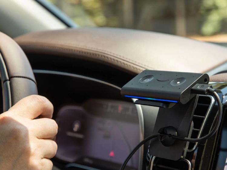 Amazon Echo Auto en el interior de un vehículo.