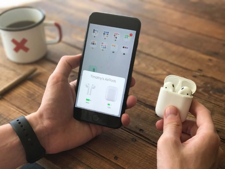 Airpods conectados a un iPhone por Bluetooth.