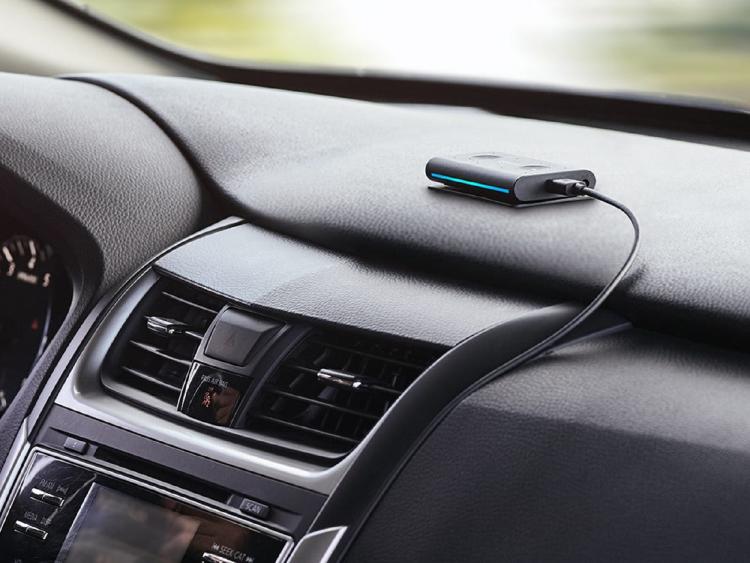 Amazon Echo Auto sobre el salpicadero. Amazon Echo Auto sobre el salpicadero.