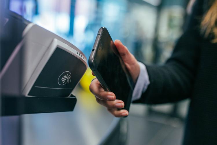 Puede que no sepas lo que es el NFC de tu teléfono y aún así, lo utilices casi a diario. Puede que no sepas lo que es el NFC de tu teléfono y aún así, lo utilices casi a diario.