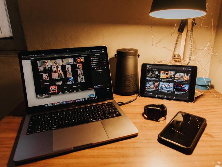 Videollamadas, internet y dispositivos móviles durante la pandemia. Videollamadas, internet y dispositivos móviles durante la pandemia.