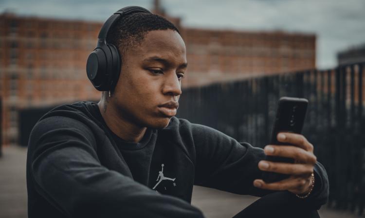 Descubre la mejor manera de escuchar música en tu teléfono sin necesidad de suscripciones premium. Descubre la mejor manera de escuchar música en tu teléfono sin necesidad de suscripciones premium.