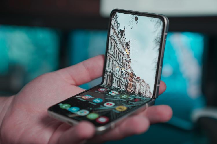 El original Samsung Z Flip 3 se pliega para caber en la palma de la mano. El original Samsung Z Flip 3 se pliega para caber en la palma de la mano.