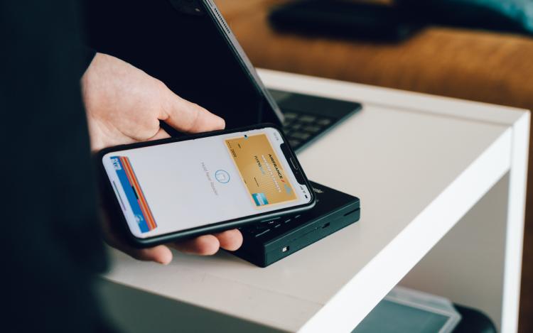 La tecnología NFC nos permite muchas más opciones que pagar con tu teléfono móvil. La tecnología NFC nos permite muchas más opciones que pagar con tu teléfono móvil.