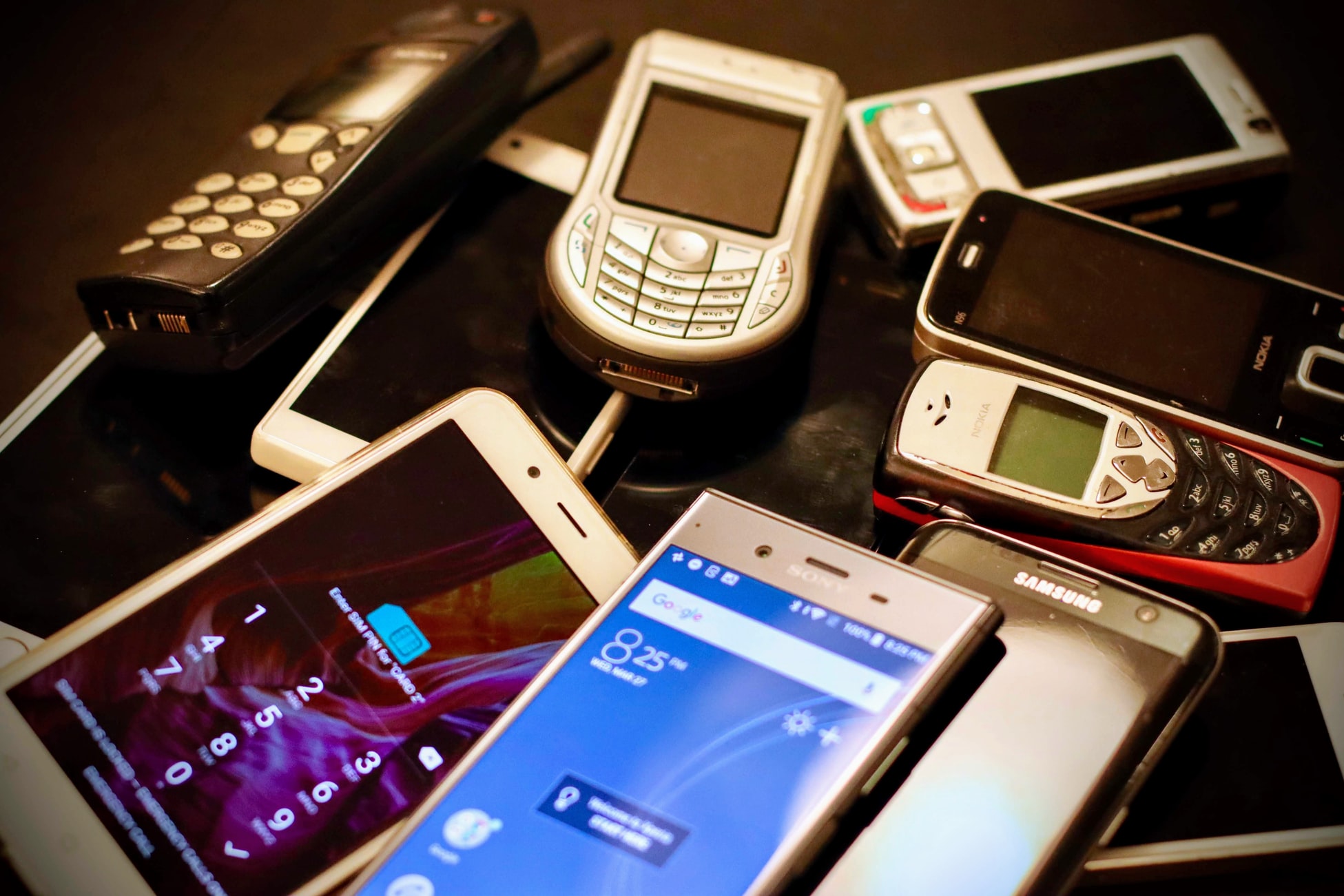 Smartphones y viejos móviles Nokia.