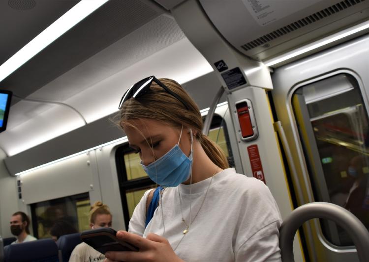 Mujer consultando el móvil durante la pandemia.