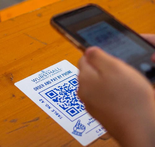 Móvil escaneando un código QR. Móvil escaneando un código QR.