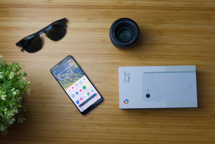 Google Pixel 5 es pequeño pero sorprendentemente compacto. Google Pixel 5 es pequeño pero sorprendentemente compacto.