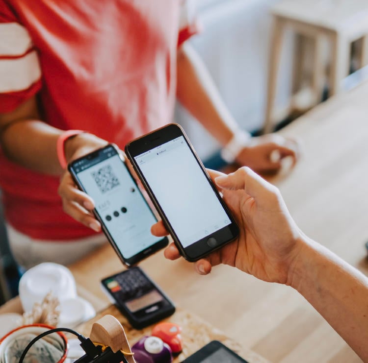 Escaneo de un código QR con el móvil. Escaneo de un código QR con el móvil.