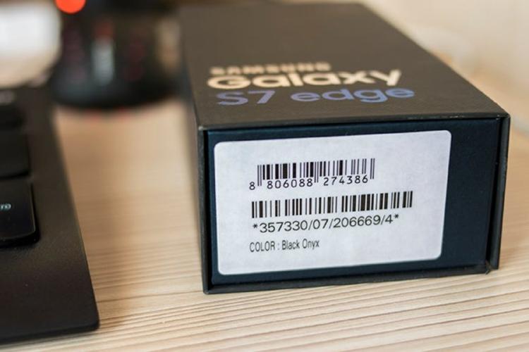 Código IMEI en la caja de un smartphone. Código IMEI en la caja de un smartphone.