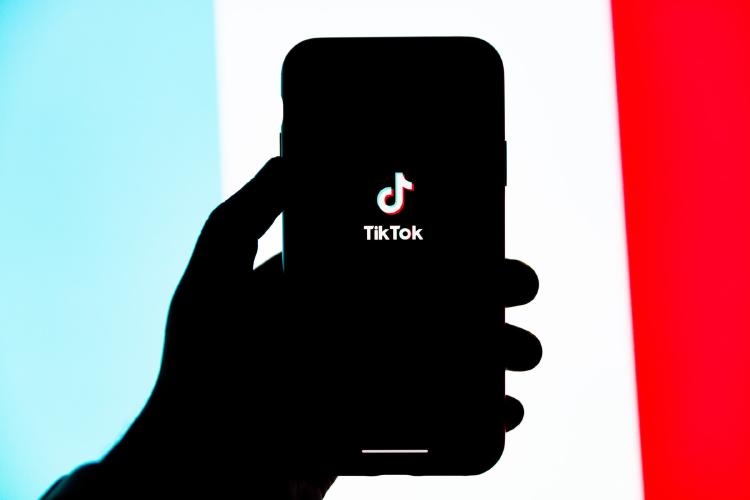TikTok en un teléfono móvil. TikTok en un teléfono móvil.
