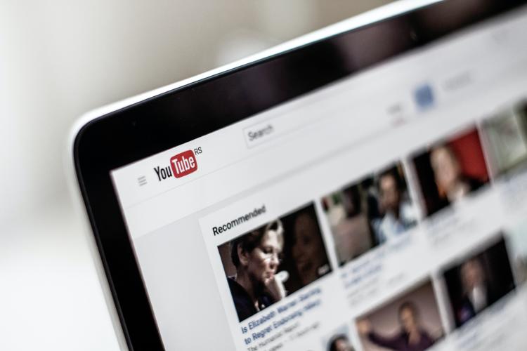 Es importante vigilar el contenido al que tienen acceso nuestros hijos cuando navegan por internet. Es importante vigilar el contenido al que tienen acceso nuestros hijos cuando navegan por internet.