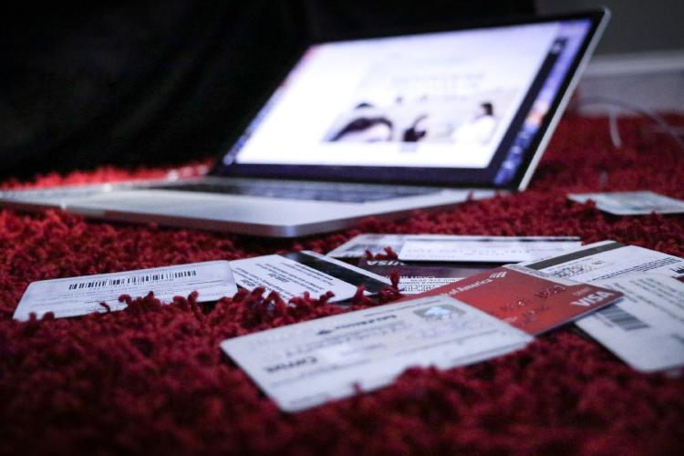 Tarjetas bancarias y compras online. Tarjetas bancarias y compras online.