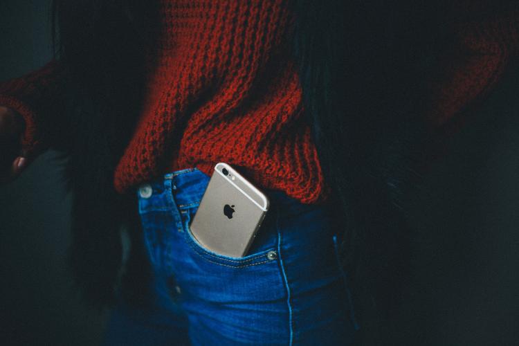 Las grandes pantallas hacen que los teléfonos móviles hayan aumentado su tamaño en los últimos años. Las grandes pantallas hacen que los teléfonos móviles hayan aumentado su tamaño en los últimos años.
