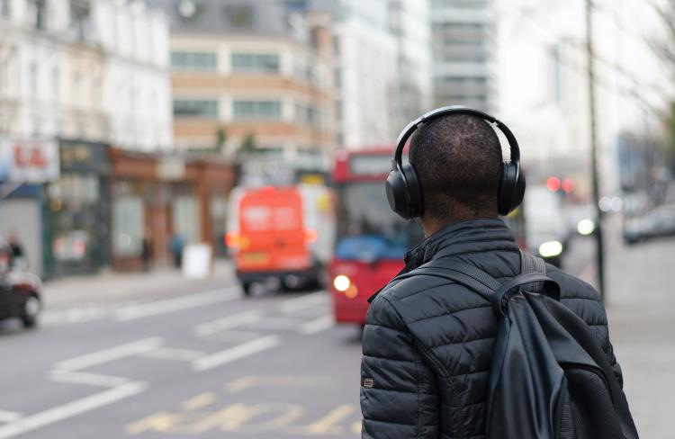 Los auriculares inalámbricos se han convertido en el mejor compañero de viaje. Los auriculares inalámbricos se han convertido en el mejor compañero de viaje.
