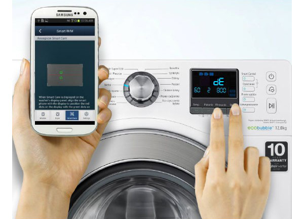 Lavadora inteligente conectada a un móvil Samsung.