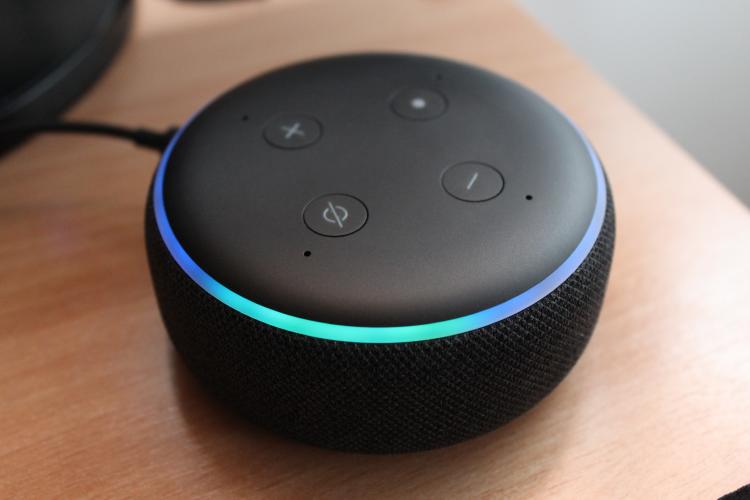 Alexa responde en cuanto decimos las palabras mágicas pero... ¿hasta dónde escucha nuestras conversaciones? Alexa responde en cuanto decimos las palabras mágicas pero... ¿hasta dónde escucha nuestras conversaciones?