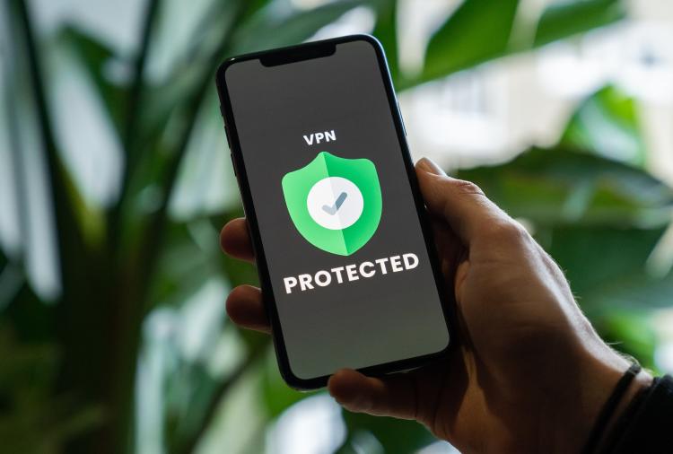 Con una VPN te asegurarás de que tus datos están seguros en conexiones a redes abiertas. | Unsplash